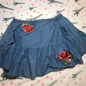 A.N.A Blouse in denim with embroidered of flowers off the shoulder.